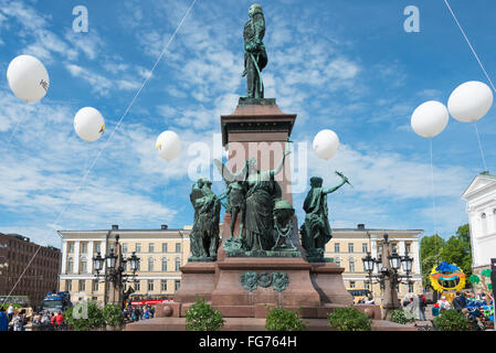 Statue von Kaiser Alexander II zeigt Universität hinter Uusimaa Region, Senatsplatz, Helsinki, Finnland Stockfoto