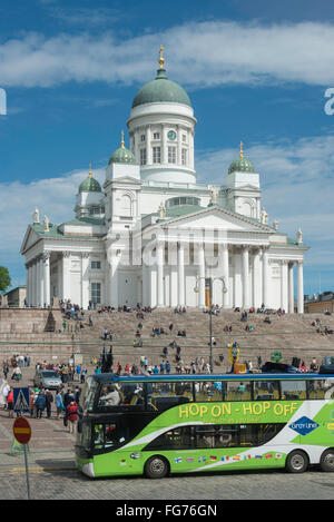 Hop-on / Hop-off Sightseeing Stadtbus und lutherische Kathedrale, Senatsplatz, Helsinki, Uusimaa Region, Finnland Stockfoto