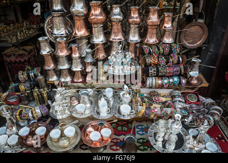 Kaffee- und Teeservice auf Souvenirs stehen auf Bascarsija historischen Viertel Basar in Sarajevo, Bosnien und Herzegowina Stockfoto