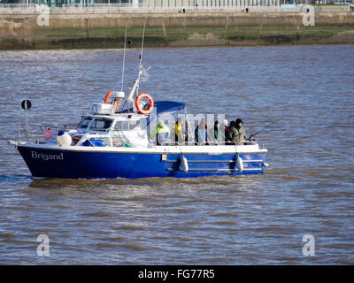 Angeln in einem kleinen Boot in den Fluss Mersey Pier Head. Liverpool-UK Stockfoto