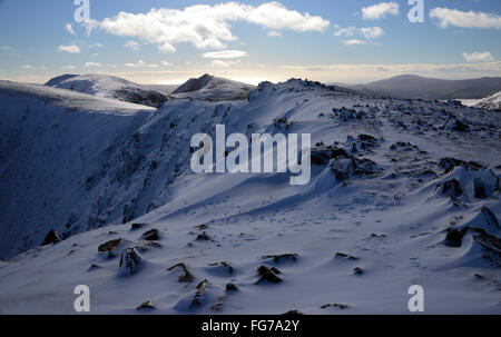 Blick über den oberen Teil breiter locker um Coniston Greis & Dow Crag aus großen Torfgebieten Stockfoto