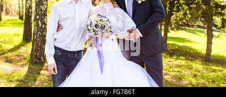 Hochzeitsgäste mit Braut und Bräutigam Stockfoto