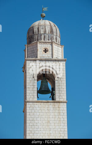Glockenturm am Ende des Stradun (oder Placa) Straße, Altstadt von Dubrovnik City, Kroatien Stockfoto