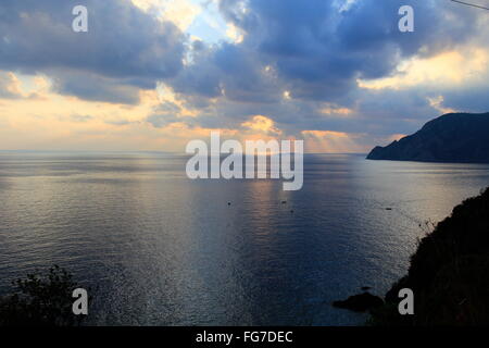 Geographie/Reisen, Italien, Ligurien, Cinque Terre, Sonnenuntergang, Blick von Vernazza, Cinque Terre Nationalpark, Additional-Rights - Clearance-Info - Not-Available Stockfoto