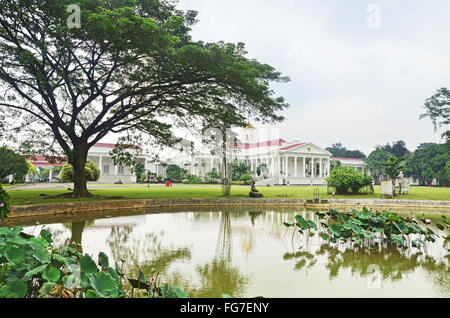 Bogor Palace wie über den See gesehen Stockfoto