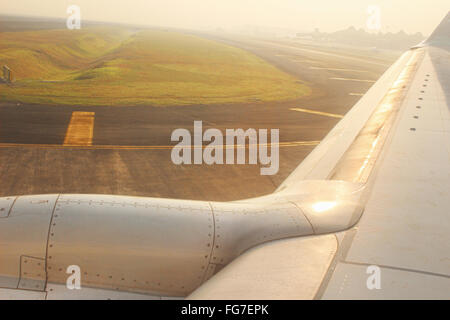 Landung Flugzeug Blick vom Flügel Fenster Stockfoto