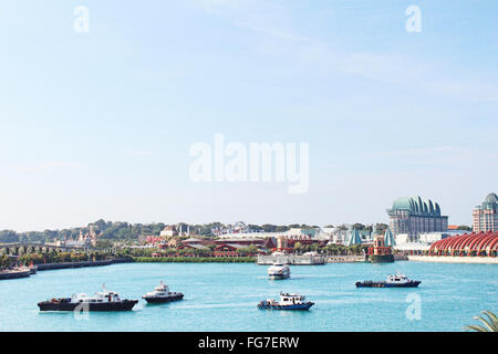 Landschaft von Resorts World Sentosa Singapur von Dachterrasse der Vivo City aus gesehen Stockfoto