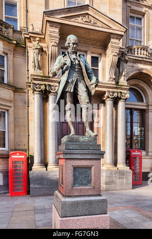 Statue der Ingenieur James Watt vor der alten Post in City Square, Leeds, West Yorkshire. Stockfoto