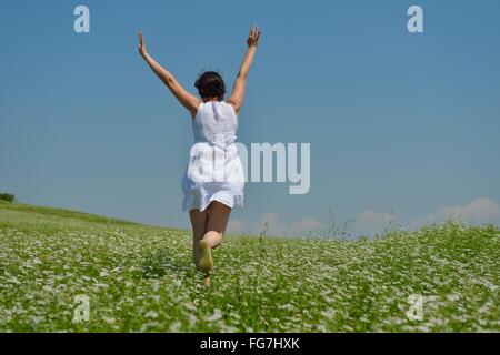 Glückliche Mädchen im grünen Bereich Stockfoto