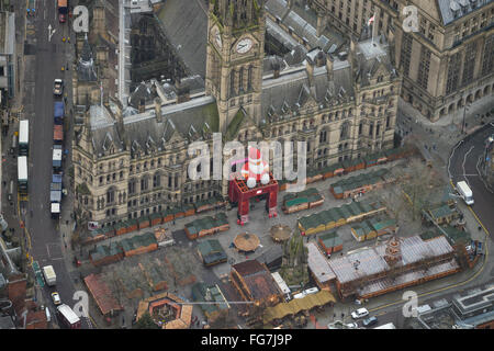 Eine Luftaufnahme der Manchester Town Hall dekoriert für Weihnachten Stockfoto