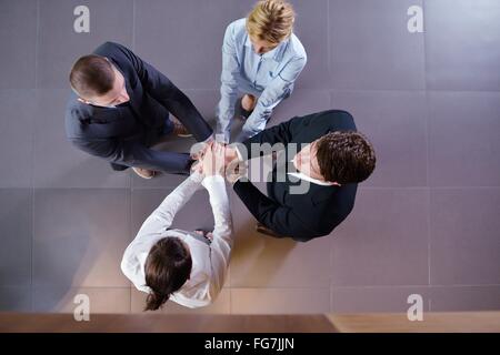 Unternehmensgruppe Menschen Hand in Hand Stockfoto