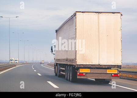 Gewerbliche Anhänger LKW in Bewegung auf Osteuropa Autobahn auf trübe Herbst am Nachmittag, Güterbeförderung. Stockfoto