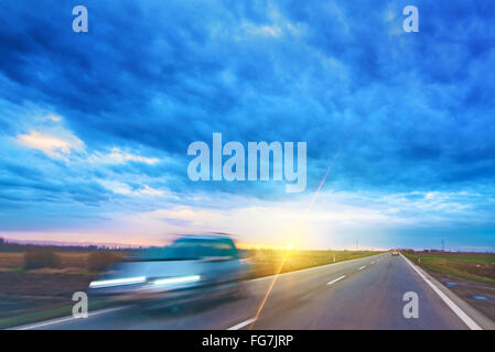 Platte, Schuss, Steuerwagen durch entlang Landschaft Spur fahren fahren, Blick durch die Frontscheibe Fahrzeugscheibe Stockfoto