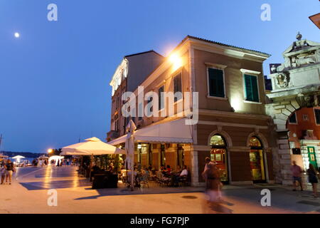 Geographie/Reisen, Kroatien, Istrien, Rovinj, Fontana Square mit Hotel Adria und Balbi's Arch im Mondschein, Additional-Rights - Clearance-Info - Not-Available Stockfoto