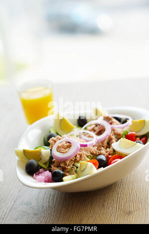 Thunfisch-Salat mit Gemüse Stockfoto