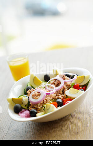 Thunfisch-Salat mit Gemüse Stockfoto