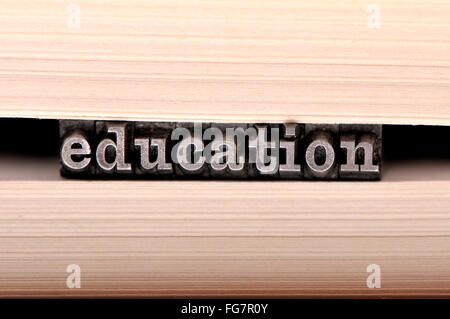 Buchdruck Zeichen Rechtschreibung aus "Bildung" auf den Seiten eines Buches Stockfoto