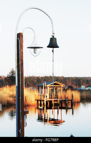 Hütte am Fluss Stockfoto