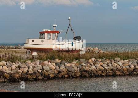 Angelboot/Fischerboot am Ufer im kleinen Hafen Hou, Dänemark Stockfoto
