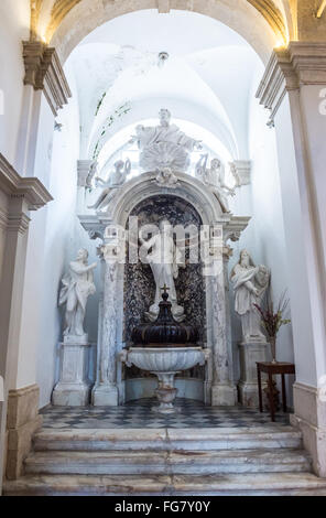 Taufbecken in der Kathedrale der Himmelfahrt der Jungfrau Maria auf die Altstadt von Dubrovnik Stadt, Kroatien Stockfoto