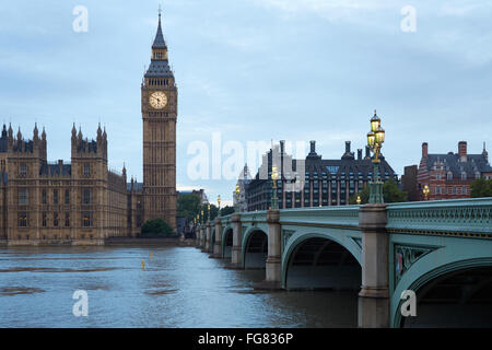 Big Ben und Brücke in den frühen Morgenstunden in London, natürlichen Farben und Lichter Stockfoto