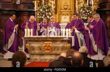 Bischöfe Andreas Kutschke (L-R), Diözese Administrator des Bistums Dresden-Meißen, Reinhard Kardinal Marx, Erzbischof von München und Freising, Diakon Thomas Nixdorf, Gebhard Fuerst, Bischof von Rottenburg-Stuttgart, Rainer Maria Cardinal Woelki, Erzbischof von Köln, Stephan Burger, Erzbischof von Freiburg und Matthias Koenig, Auxillary Bischof von Paderborn führen eine Feier der Eucharistie in der Klosterkirche in Schoental Abbey in Schoental, Deutschland, 18. Februar 2016. Der Klerus für das Federpaket der Deutschen Bischofskonferenz in Schoental Abbey einberufen. Foto: CHRISTOPH SCHMIDT Stockfoto