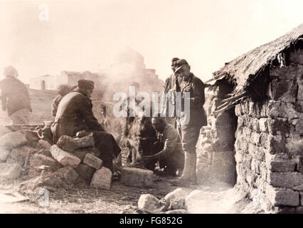 Das Bild der Nazi-Propaganda! Zeigt Soldaten der deutschen Wehrmacht während einer Pause mit Einheimischen in Tunesien, veröffentlicht am 30. Januar 1943. Ort unbekannt. Fotoarchiv für Zeitgeschichte Stockfoto