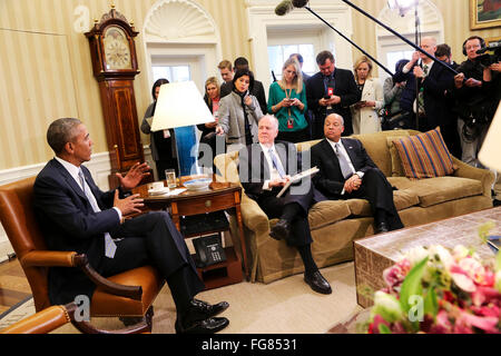 US-Präsident Barack Obama trifft sich mit ehemaligen National Security Advisor Tom Donilon (C) und ehemaliger IBM CEO Sam Palmisano (unsichtbaren), die als Vorsitzender und stellvertretender Vorsitzender der Kommission zur Verbesserung der National Cybersecurity im Oval Office des weißen Hauses in Washington, DC, 17. Februar 2016 bzw. ernannt werden. Bei diesem Treffen gibt es auch Handelsminister Penny Pritzker (unsichtbaren) und Secretary of Homeland Security Jeh Johnson (R). Bildnachweis: Aude Guerrucci/Pool über CNP - kein Draht-Dienst- Stockfoto