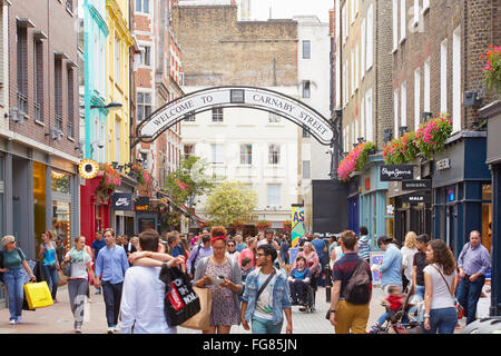 Carnaby Street, der berühmten Einkaufsstraße mit Menschen in London Stockfoto