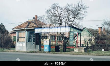 Verlassene alte Tankstelle mit veralteter Ausrüstung Stockfoto