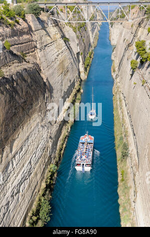 Ein Touristenboot und Yacht Kreuzfahrt durch den Korinth-Kanal, Griechenland Stockfoto