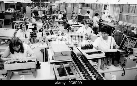 Das Foto zeigt berufstätiger Frauen in der Dresden VEB Pentacon, die vorgefertigten Teile von hand installieren. Das Foto wurde im Dezember 1976 in Dresden, Deutschland. Öffentlich im Besitz Betrieb gehörte zu den großen Unternehmen in der Stadt und erhielt seinen Namen im Jahre 1964, wenn mehrere Kamerahersteller zusammengeführt. Die bekannten Praktica Miniatur Einzelnobjektiv Reflexkameras sowie die Pentacon SIX Kameras wurden dort hergestellt. Foto: Ulrich Hässler Stockfoto