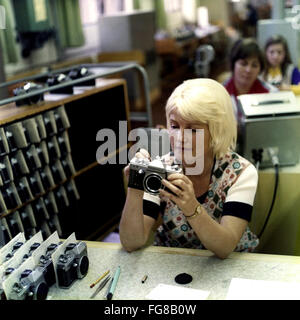 Das Foto zeigt berufstätiger Frauen in der Dresden VEB Pentacon, die Qualität und den Betrieb der komplett montierten Kameras - hier kontrollieren eine Praktica L2. Das Foto wurde im Januar 1976 in Dresden, Deutschland. Öffentlich im Besitz Betrieb gehörte zu den großen Unternehmen in der Stadt und erhielt seinen Namen im Jahre 1964, wenn mehrere Kamerahersteller zusammengeführt. Die bekannten Praktica Miniatur Einzelnobjektiv Reflexkameras sowie die Pentacon SIX Kameras wurden dort hergestellt. Foto: Ulrich Hässler Stockfoto