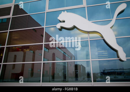 Herzogenaurach, Deutschland. 18. Februar 2016. Das Puma Logo ist während einer Pressekonferenz am jährlichen Unternehmenszahlen in Herzogenaurach, Deutschland, 18. Februar 2016 Puma Hauptquartier zu sehen. Foto: DANIEL KARMANN/Dpa/Alamy Live News Stockfoto