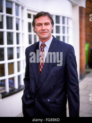 Professionelle Business-Mann in der Straße, Hauptstraße, Sunninghill, Berkshire, England, Vereinigtes Königreich. Stockfoto