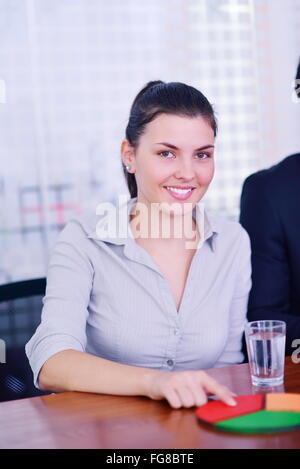 Business-Frau mit ihren Mitarbeitern im Hintergrund im Büro Stockfoto