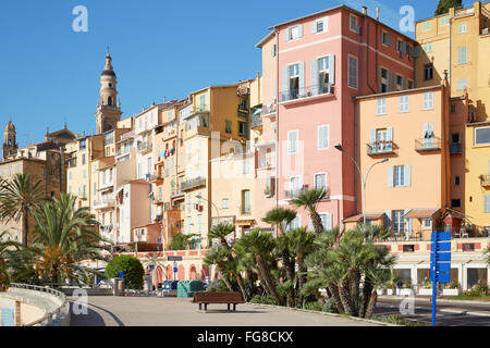 Menton, alte Stadthäuser und Street am Morgen, Côte d ' Azur Stockfoto