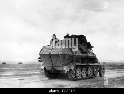 Das Nazi-Propagandafilm zeigt Mitglieder der deutschen Wehrmacht auf einem Panzer in Tunesien. Das Foto wurde im März 1943 aufgenommen. Fotoarchiv für Zeitgeschichtee - KEINE ÜBERWEISUNG - Stockfoto