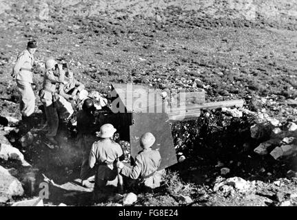 Das Nazi-Propagandafild zeigt Soldaten der deutschen Wehrmacht auf einer Kanone in Tunesien. Das Foto wurde im März 1943 herausgegeben. Fotoarchiv für Zeitgeschichtee - KEINE ÜBERWEISUNG - Stockfoto