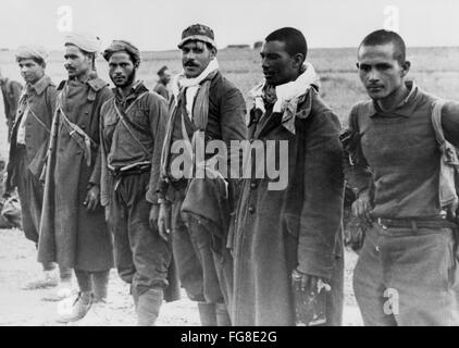 Das Bild der Nazi-Propaganda! Die am 17. Februar 1943 veröffentlichten Darstellungen der dunkelhäutigen Hilfstruppen der britischen Armee, die als Kriegsgefangene in Tunesien gefangen genommen wurden. Ort unbekannt. Fotoarchiv für Zeitgeschichte Stockfoto
