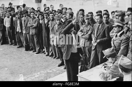 Das Bild der Nazi-Propaganda! Zeigt italienische Reservisten, die zur Unterstützung der Truppen aufgerufen werden, in Tunis, Tunesien, veröffentlicht am 6. Januar 1941. Fotoarchiv für Zeitgeschichte Stockfoto