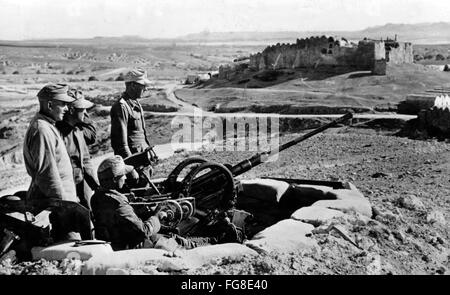 Das Nazi-Propagandafilm zeigt Soldaten der deutschen Wehrmacht an einer Flugabwehr-Position in Tunesien. Das Foto wurde im März 1943 aufgenommen. Fotoarchiv für Zeitgeschichtee - KEINE ÜBERWEISUNG - Stockfoto