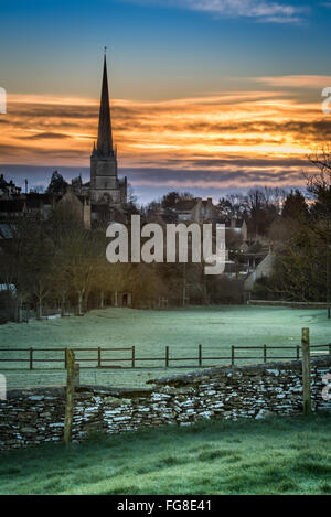 Tetbury, Gloucestershire, UK. 18. Februar 2016. UK-Wetter: Nach einer sehr kalten Nacht geht die Sonne hinter der Marienkirche in der Gloucestershire Marktstadt Tetbury. © Terry Mathews/Alamy Live-Nachrichten Stockfoto