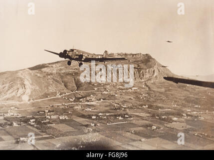 Das Bild der Nazi-Propaganda! Abbildung: Transportflugzeuge des Typs Junkers Ju 52, betrieben von der deutschen Wehrmacht, die Soldaten in Tunesien beliefert, veröffentlicht am 21. Januar 1943. Ort unbekannt. Fotoarchiv für Zeitgeschichte Stockfoto