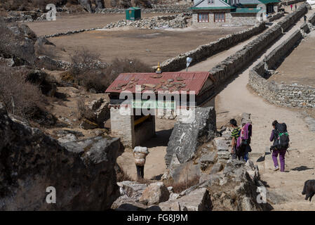 Namche Bazar, Nepal. 18. Februar 2016. Die Everest und Khumbu-Region ist mit Fug und Recht das berühmteste aller Trekking- und Mountainbike-Regionen. Befindet sich in Ost-Nepal, bietet die Everest-Region ein breites Spektrum für viele Touristen erlebt. Tourismus ist von großer Bedeutung für das Wohlbefinden der Menschen in der Region zu sein, wie es Arbeitsplätze bringt und Menschen können Löhne verdienen anerkannt. Bildnachweis: Velar Grant/ZUMA Draht/Alamy Live-Nachrichten Stockfoto