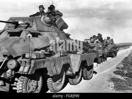 Das Nazi-Propagandafild zeigt Soldaten der deutschen Wehrmacht auf gepanzerten Aufklärungsfahrzeugen in Tunesien. Das Foto wurde im Dezember 1942 herausgegeben. Fotoarchiv für Zeitgeschichtee - KEINE ÜBERWEISUNG - Stockfoto