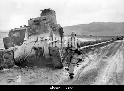 Das Nazi-Propagandafild zeigt ein Mitglied der deutschen Wehrmacht mit einem Maschinengewehr vor einem zerstörten US-Panzer in Tunesien. Das Foto wurde im Dezember 1942 aufgenommen. Fotoarchiv für Zeitgeschichtee - KEINE ÜBERWEISUNG - Stockfoto