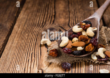 Studentenfutter auf hölzernen Hintergrund (gemischte Trockenfrüchte mit Nüssen) Stockfoto