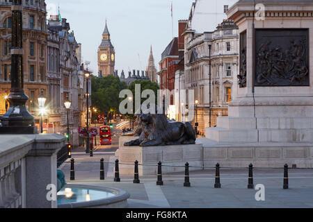 Trafalgar Square und Big Ben, am frühen Morgen in London, niemand Stockfoto