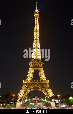 Eiffelturm mit goldenen Beleuchtung bei Nacht in Paris Stockfoto